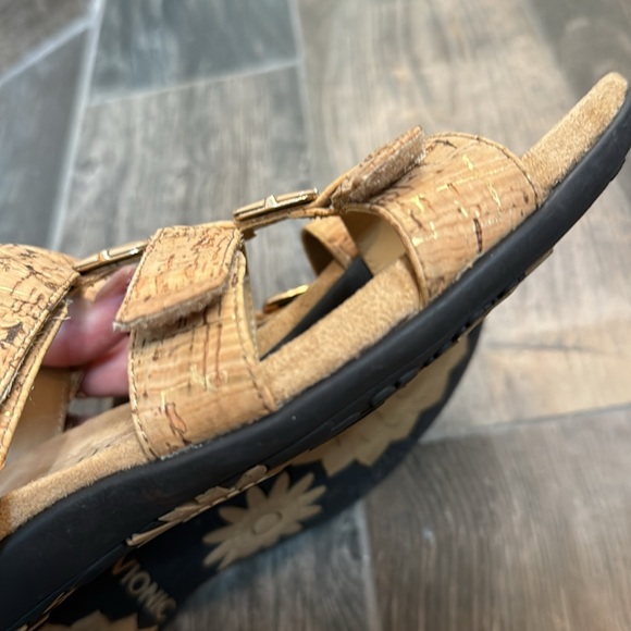 Vionic Sandals. Excellent condition. - Picture 2 of 7